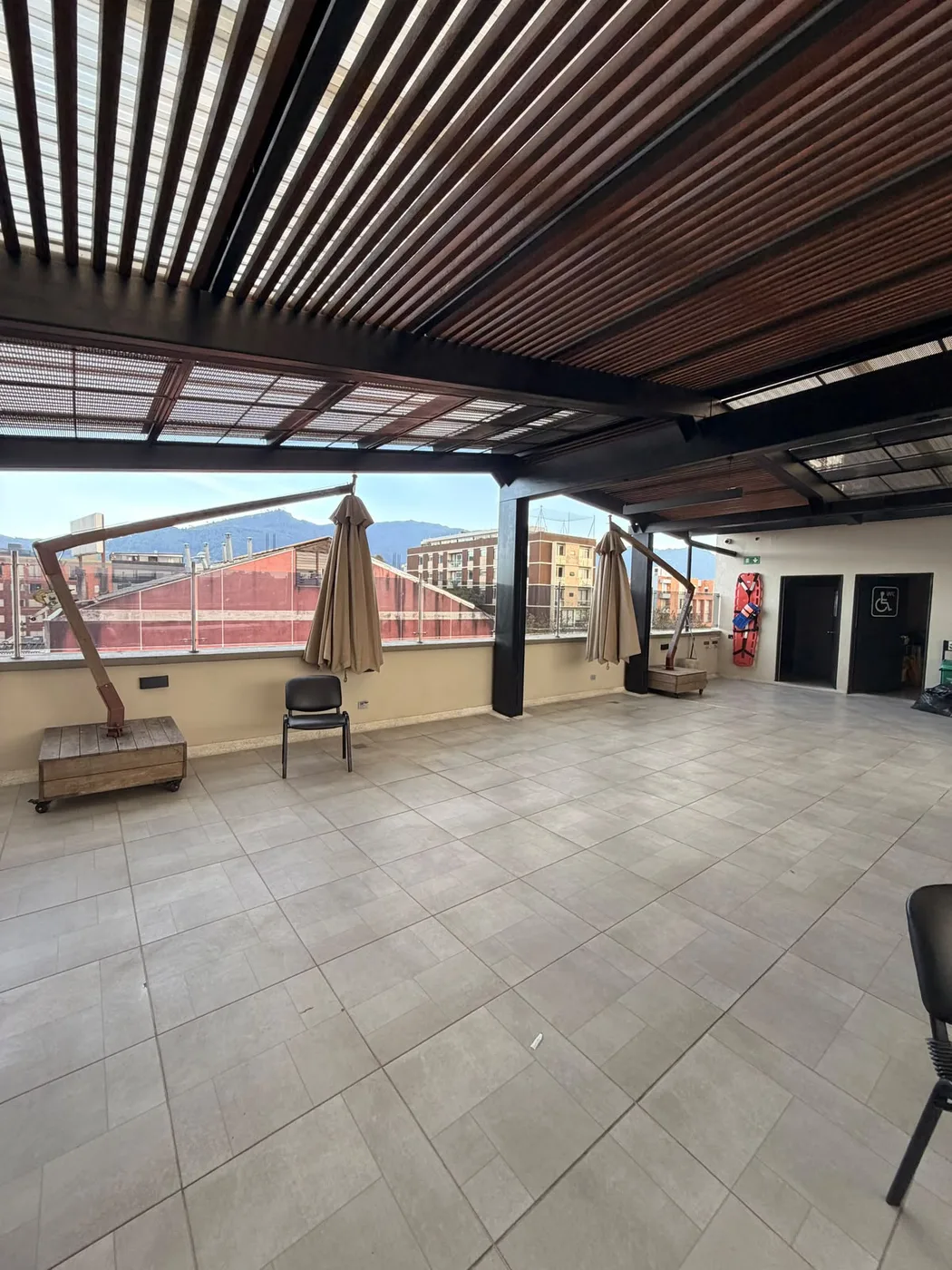 Terraza antes: piso vacío bajo la pérgola, sin plantas